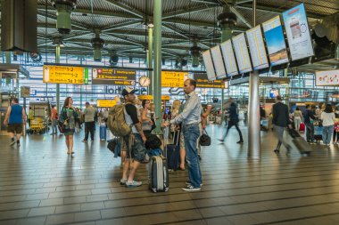 Amsterdam Schiphol Hollanda Ağustos 2018, Hollanda 'da tatil sezonunda yolcularla birlikte havaalanı