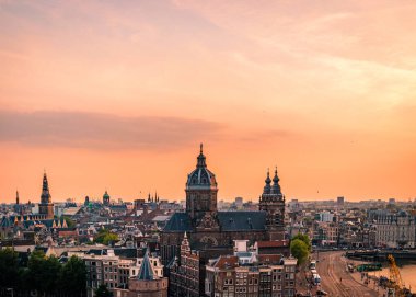 Amsterdam Hollanda sehri günbatımında ufuk çizgisi, bulut şehri tarihi Amsterdam ile birlikte orangutan renkli güneş batışı