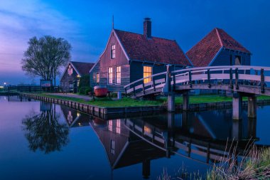 Zaanse Schans Hollanda Gün batımında Hollanda 'da bir yel değirmeni köyü