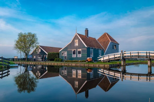 Zaanse Schans Netherlands - нідерландське село вітряків під час заходу сонця з дерев'яним дахом. — стокове фото