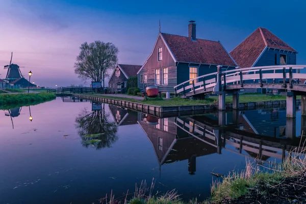 Zaanse Schans Países Bajos un pueblo molino de viento holandés durante la puesta del sol whit casa de madera Holanda — Foto de Stock