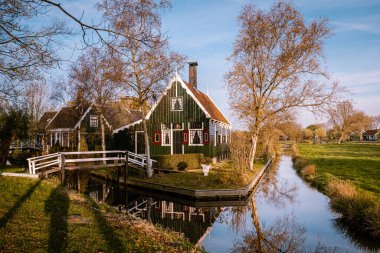 Zaanse Schans Hollanda Gün batımında Hollanda 'da bir yel değirmeni köyü