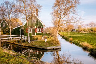 Zaanse Schans Hollanda Gün batımında Hollanda 'da bir yel değirmeni köyü