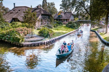 Giethoorn Hollanda Mayıs 2018, Kanalları ve kırsal sazlı çatı evleri ile ünlü köy manzaralı sıcak bir bahar günü