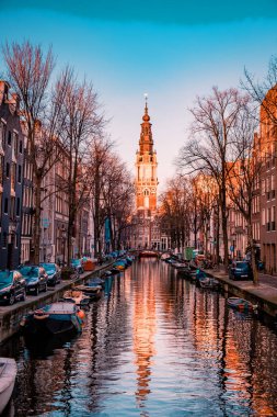 Amsterdam Hollanda Güzel Groenburgwal kanalı Amsterdam 'da Soutern kilisesi Zuiderkerk ile gün batımında