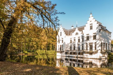 Hollanda 'daki Veluwe Ulusal Parkı' nda sonbaharda, Hollanda 'nın sonbahar sezonu boyunca ikamet yeri Veluwe Staverden Hollanda' da çekilmiş tarihi şato fotoğrafı.