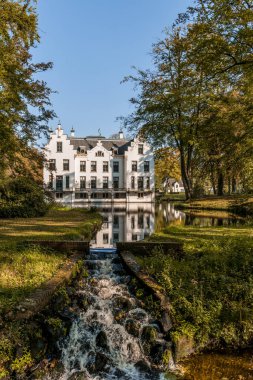 Hollanda 'daki Veluwe Ulusal Parkı' nda sonbaharda, Hollanda 'nın sonbahar sezonu boyunca ikamet yeri Veluwe Staverden Hollanda' da çekilmiş tarihi şato fotoğrafı.