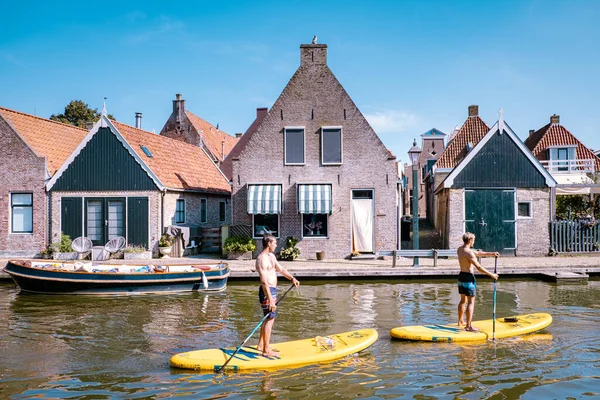 Hindeloopen Friesland Netherlands 2019 년 8 월, 프리슬란트의 오래 된 역사적 인 마을 여름, 사람들은 pebble boarding — 스톡 사진