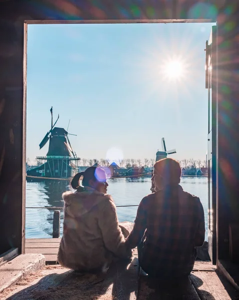 Para mężczyzn i kobiet na wakacjach w Holandii odwiedź Zaanse Schans Zaandam Holandia, Zaanse Schans, Holandia, młoda para wioska wiatraków — Zdjęcie stockowe