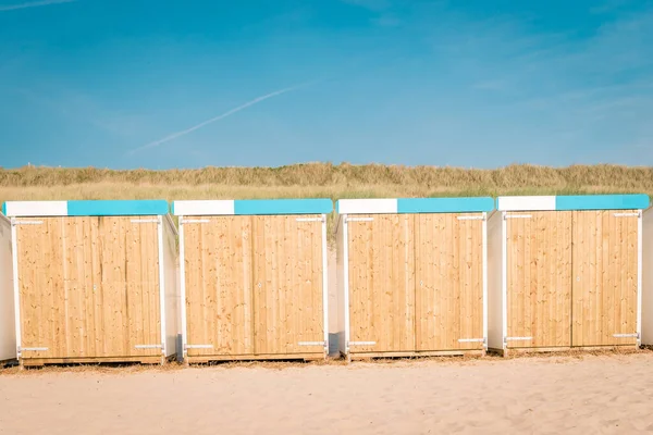 Bergen aan Zee Netherlands beach with blue white beach cottage at the Beach of Bergen aan Zee Holland — 图库照片