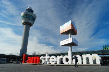 Amsterdam Schiphol Hollanda Ağustos 2018, Hollanda 'da tatil sezonunda yolcularla birlikte havaalanı
