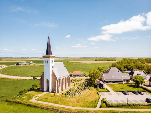 Белая церковь Den Hoorn Texel Netherlands, красивая церковь в деревне Den Hoorn Texel Holland — стоковое фото