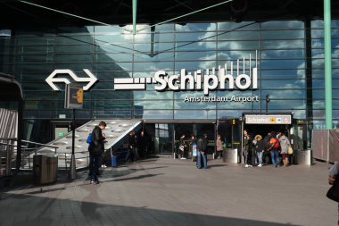 Amsterdam Schiphol Hollanda Ağustos 2018, Hollanda 'da tatil sezonunda yolcularla birlikte havaalanı