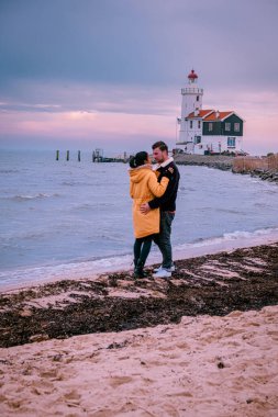 Hollanda 'daki Paard van Marken Deniz Feneri, Marken Holland balıkçı köyünü ziyaret eden bir çift.