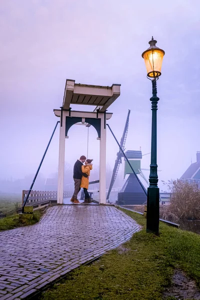 Sunrise Zaanse Schand Dutch windmill village, Windmill village Zaanse Schans, green wooden house at the windmill village zaanse schans Netherlands, Zaanse Schans in the evening during sunset — Stock Photo, Image