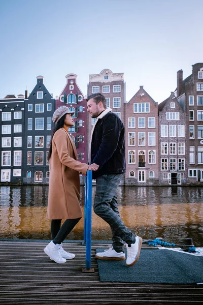 Amsterdam Damrak durante el atardecer, pareja feliz hombre y mujer en una noche de verano en los canales —  Fotos de Stock