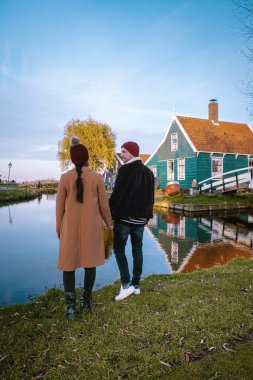 Gündoğumu Zaanse Schand Hollanda yel değirmeni köyü, Yel değirmeni köyü Zaanse Schans, yel değirmeni köyündeki yeşil ahşap ev Hollanda, akşamleyin Zaanse Schans