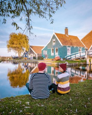 Gündoğumu Zaanse Schand Hollanda yel değirmeni köyü, Yel değirmeni köyü Zaanse Schans, yel değirmeni köyündeki yeşil ahşap ev Hollanda, akşamleyin Zaanse Schans