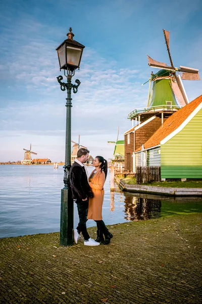 Sunrise Zaanse Schand Dutch windmill village, Windmill village Zaanse Schans, green wooden house at the windmill village zaanse schans Netherlands, Zaanse Schans in the evening during sunset — Stock Photo, Image