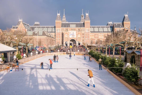 Amsterdam stad Nederland november 2019 IJsbaan Rijksmuseum op een zonnige dag in de winter in Nederland — Stockfoto
