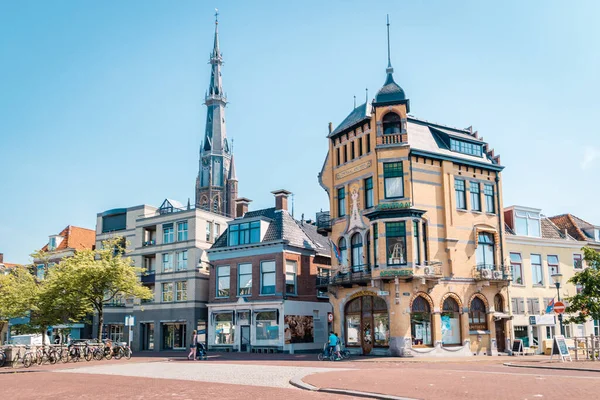 Leeuwarden Nederland mei 2018, Lichte zomerdag aan de grachten van de oude historische binnenstad — Stockfoto