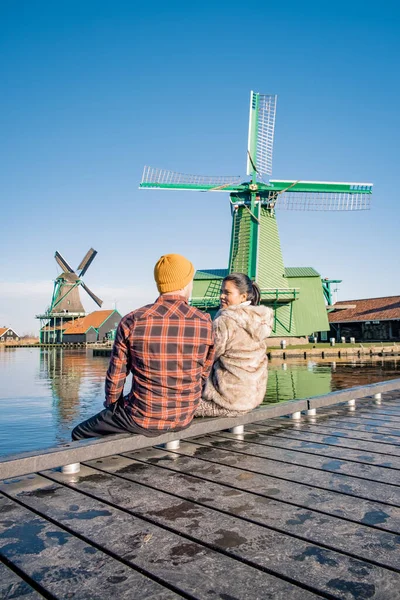 Couple men and woman on vacation in the Netherlands visit Zaanse Schans Zaandam Netherlands, Zaanse Schans, Holland, young couple windmill village — Stock Photo, Image