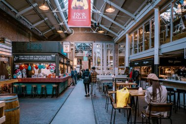 AMSTERDAM, NETHERLANDS - Kasım 2019: Amsterdam 'ın göbeğindeki popüler yemek salonu Foodhallen. Turist bölgesindeki ünlü fast food mutfağı. Egzotik yemekleri tat. 