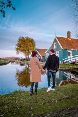 Gündoğumu Zaanse Schand Hollanda yel değirmeni köyü, Yel değirmeni köyü Zaanse Schans, yel değirmeni köyündeki yeşil ahşap ev Hollanda, akşamleyin Zaanse Schans