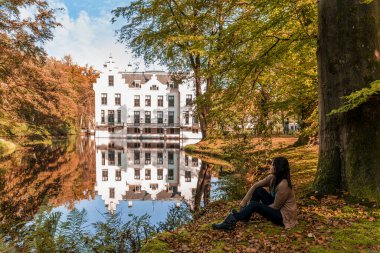 Hollanda 'daki Veluwe Ulusal Parkı' nda sonbaharda, Hollanda 'nın sonbahar sezonu boyunca ikamet yeri Veluwe Staverden Hollanda' da çekilmiş tarihi şato fotoğrafı.
