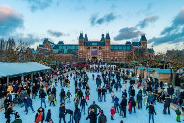 Amsterdam şehri Hollanda Kasım 2019 'da Hollanda' da kışın güneşli bir günde buz pateni pisti müzesi