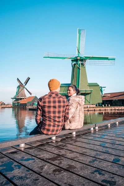 Pareja de hombres y mujeres de vacaciones en los Países Bajos visita Zaanse Schans Zaandam Países Bajos, Zaanse Schans, Holanda, pareja joven molino de viento pueblo —  Fotos de Stock