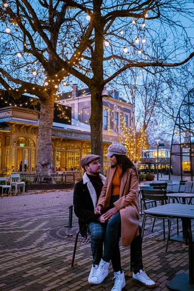 Amsterdam Damrak durante el atardecer, pareja feliz hombre y mujer en una noche de verano en los canales —  Fotos de Stock