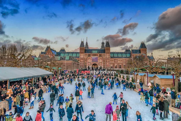 Amsterdam stad Nederland november 2019 IJsbaan Rijksmuseum op een zonnige dag in de winter in Nederland — Stockfoto