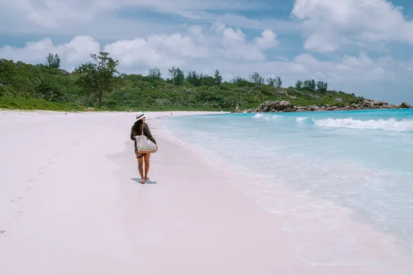 ラ・ディグ熱帯島セーシェル、休暇中のビーチで若い女性、中世のアジアの女性セーシェルの白いビーチで海を見下ろす — ストック写真