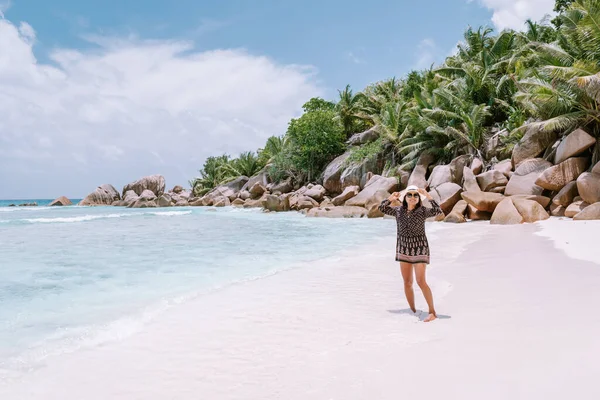 La Digue tropische Insel Seychellen, junge Frau im Urlaub am Strand, Asiatin mittleren Alters am weißen Strand der Seychellen mit Blick über den Ozean — Stockfoto