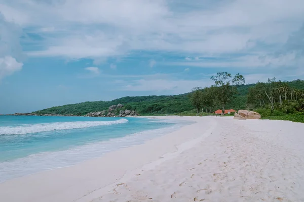 Pantai Anse Lazio Pulau Praslin Seychelles, pantai tropis dengan pasir putih dan laut biru dengan pohon palem di Seychelles — Stok Foto