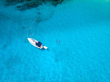 Pralsin Seyşeller yakınlarındaki mavi okyanusta beyaz yelkenli.