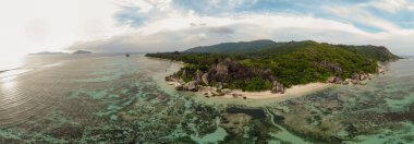 Tropik ada Praslin Seyşeller 'in kumsalında insansız hava aracı görüntüsü