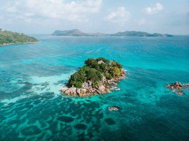Tropik ada Praslin Seyşeller 'in kumsalında insansız hava aracı görüntüsü