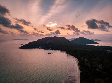Seyşeller Tropikal Adası Praslin, beyaz plaj ve tropikal palmiye ağaçları, Seyşeller üzerinde insansız hava aracı manzarası
