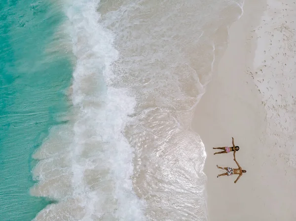 Seychellen: Paar Männer und Frauen am Strand im Urlaub auf den Seychellen besuchen die tropische Insel Coco — Stockfoto