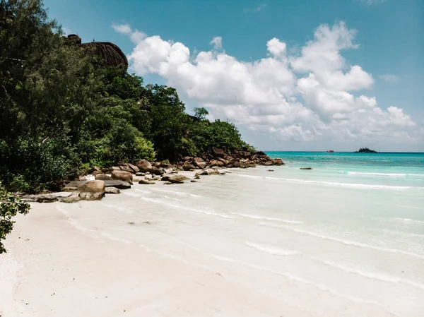 Vista aérea del dron en la playa de la isla tropical Praslin Seychelles — Foto de Stock