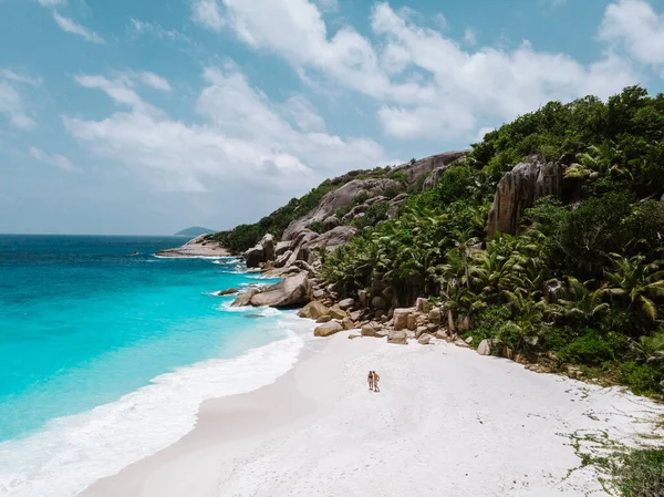 Vista aérea del dron en la playa de la isla tropical Praslin Seychelles — Foto de Stock