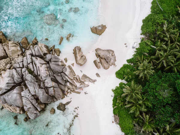 Drohnen-Luftaufnahme am Strand der tropischen Insel Praslin Seychellen — Stockfoto