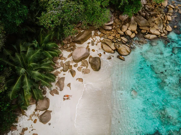 Drone antenn utsikt över stranden på den tropiska ön Praslin Seychellerna — Stockfoto