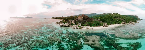 Drone vista aerea sulla spiaggia dell'isola tropicale Praslin Seychelles — Foto Stock