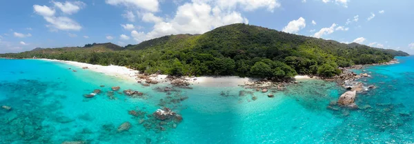Drohnen-Luftaufnahme am Strand der tropischen Insel Praslin Seychellen — Stockfoto