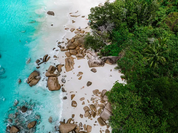 Drone antenn utsikt över stranden på den tropiska ön Praslin Seychellerna — Stockfoto