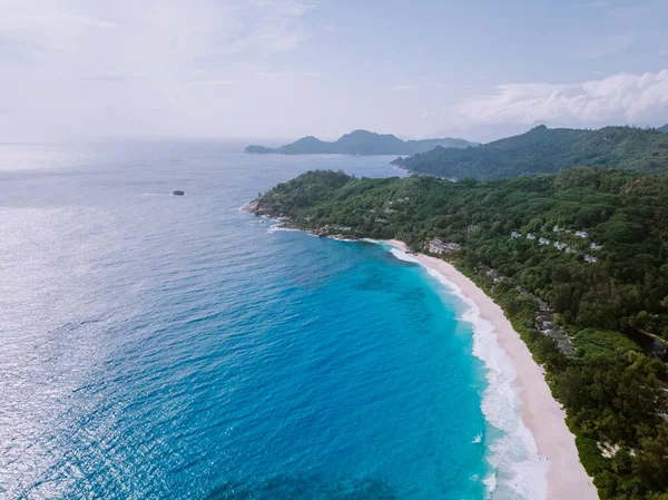 Σεϋχέλλες Tropical Island Praslin με λευκή παραλία και τροπικούς φοίνικες, Drone εναέρια θέα πάνω από τις Σεϋχέλλες — Φωτογραφία Αρχείου