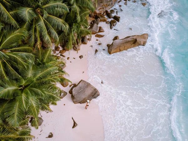Île tropicale des Seychelles Praslin avec plage blanche et palmiers tropicaux, Drone vue aérienne sur les Seychelles — Photo
